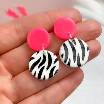 Boucles d'oreilles pendantes imprimé zèbre rose vif - Mini 4