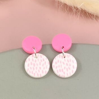 Boucles d'oreilles pendantes roses et blanches avec détail peint en rose - Medium 1