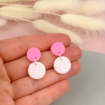 Boucles d'oreilles pendantes roses et blanches avec détail peint en rose - Medium 2