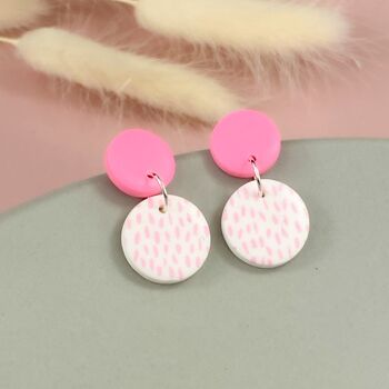 Boucles d'oreilles pendantes roses et blanches avec détail peint en rose - Medium 3