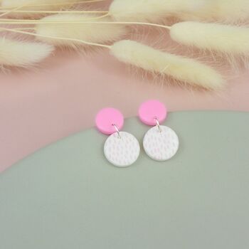 Boucles d'oreilles pendantes roses et blanches avec détail peint en rose - Medium 4