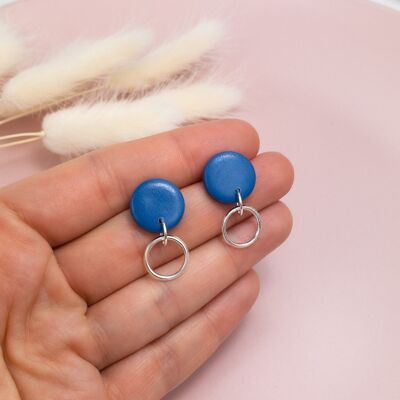 Kleine runde Ohrringe in Blau und Silber