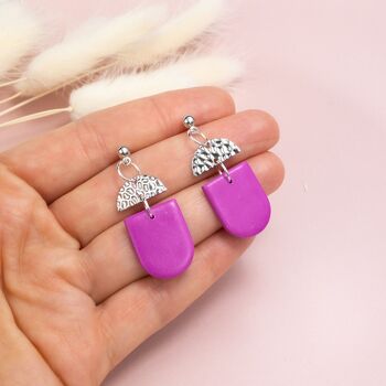 Boucles d'oreilles magenta et argent avec breloque effet martelé - Clou boule plaqué argent 2