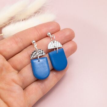 Boucles d'oreilles bleu et argent avec breloque effet martelé - Crochet plaqué argent 2