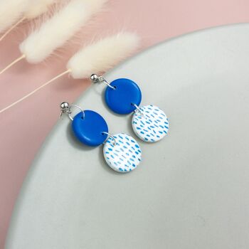 Boucles d'oreilles mini pendantes bleues et blanches avec clou boule - Avec clou boule en argent 2