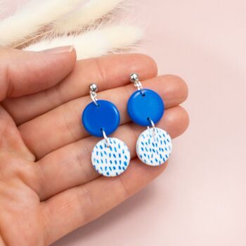 Boucles d'oreilles mini pendantes bleues et blanches avec clou boule - Avec clou boule en argent 3