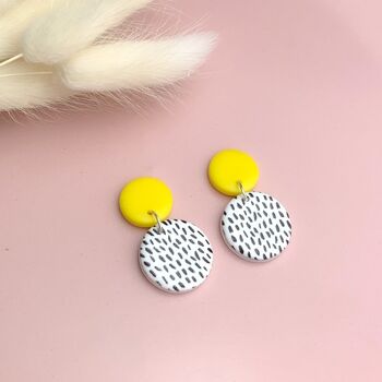 Boucles d'oreilles pendantes jaune vif et tachetées - Mini