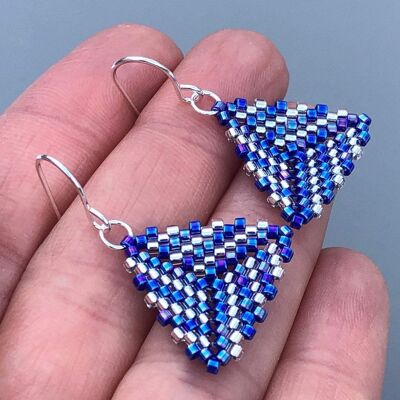 Boucles d'oreilles en perles de rocaille en forme de triangle bleu et argent (faites sur commande)