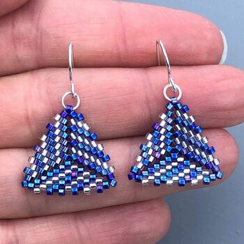 Boucles d'oreilles en perles de rocaille en forme de triangle bleu et argent (faites sur commande) 2