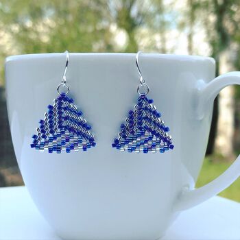 Boucles d'oreilles en perles de rocaille en forme de triangle bleu et argent (faites sur commande) 3