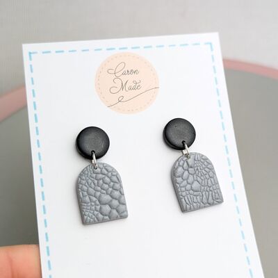 Aretes colgantes pequeños grises y negros