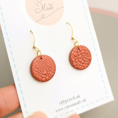 Aretes colgantes de cobre y oro