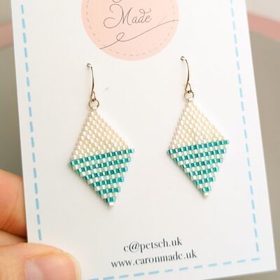 Pendientes con cuentas verdes y crema