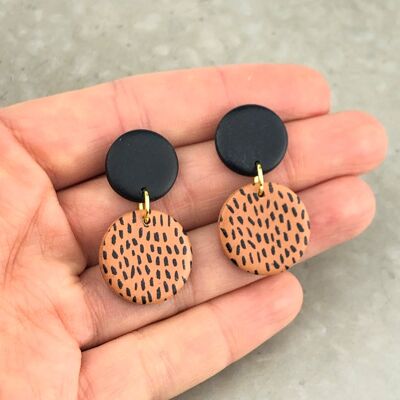 Aretes colgantes color caramelo y negro - Mini