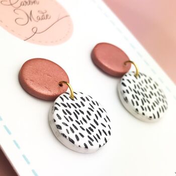 Petites boucles d'oreilles pendantes rose poudré nacré - Moyen 2