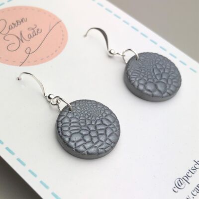 Petites boucles d'oreilles pendantes gris métallisé