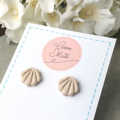 Small shell neutral stud earrings - Clip On