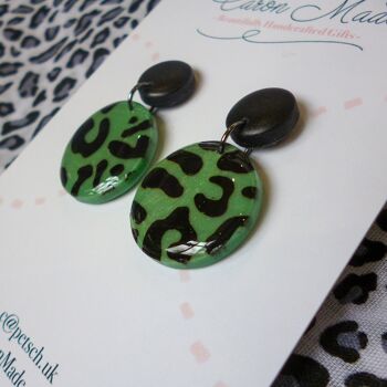 Boucles d'oreilles pendantes à imprimé animal vert. 2