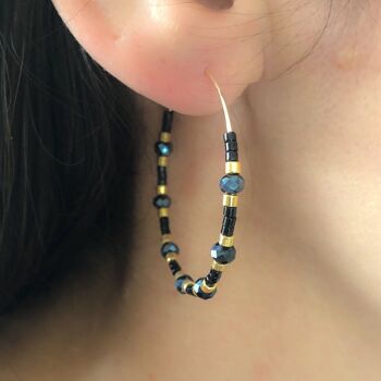 Boucles d'oreilles créoles plaquées or avec perles de cristal 1