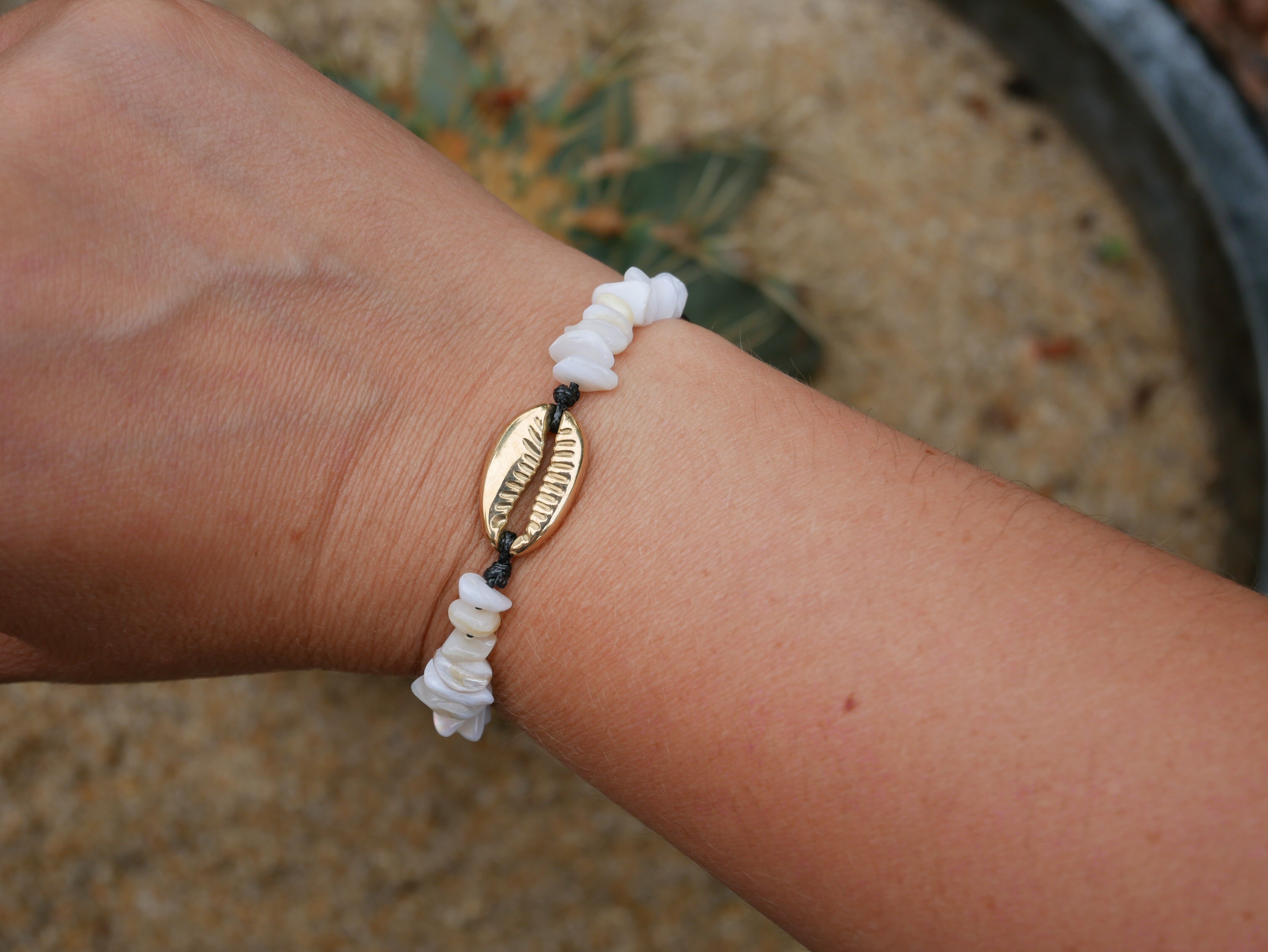 Armband aus Cauri-Muschel und Perlmutt