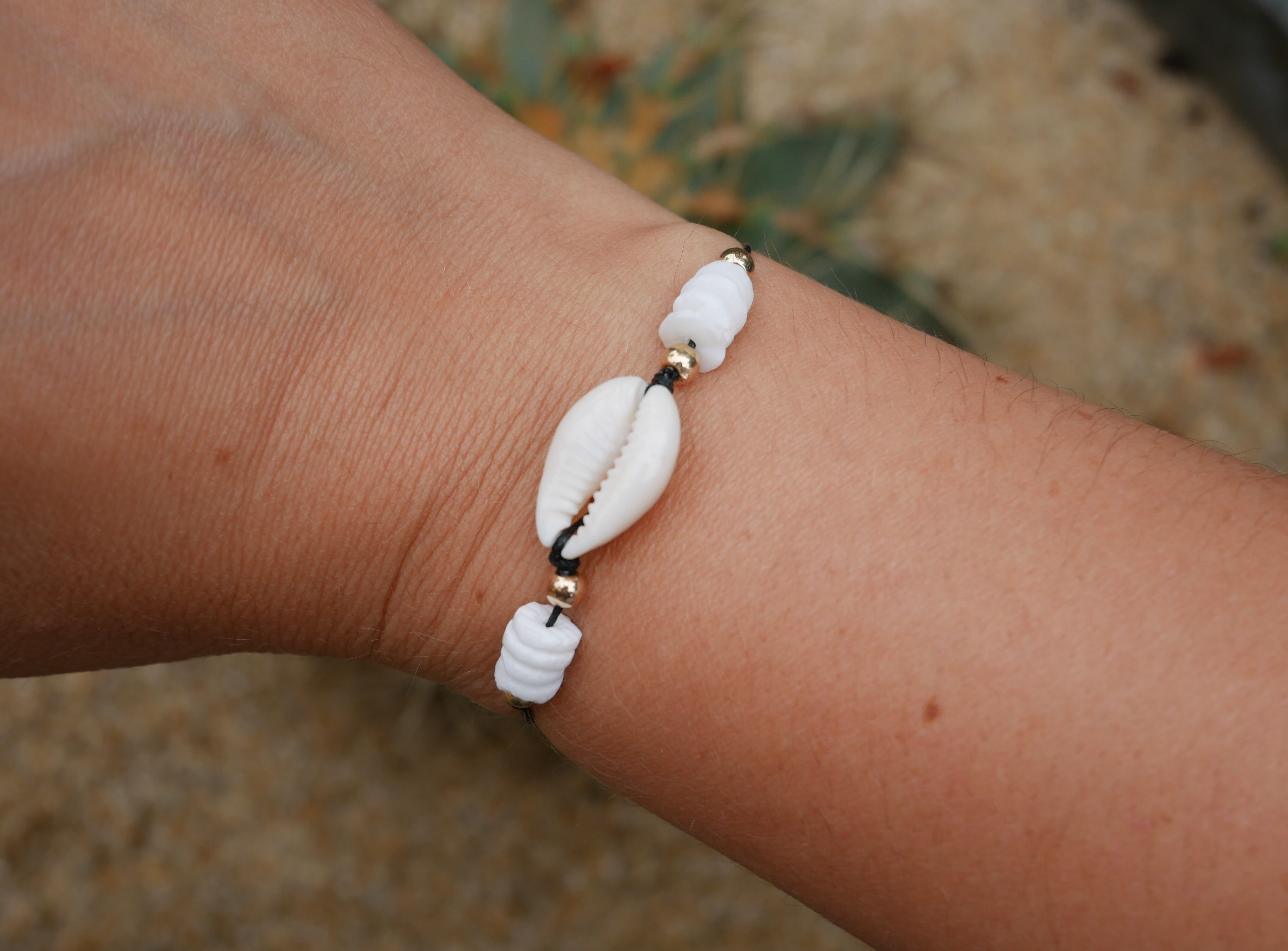 Armband aus Cauri-Muschel und Perlmutt