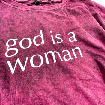 Dieu est une femme T-shirt court délavé à l'acide sérigraphié 2