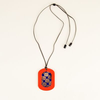 Pendente ovale con motivi geometrici laccati arancio e indaco