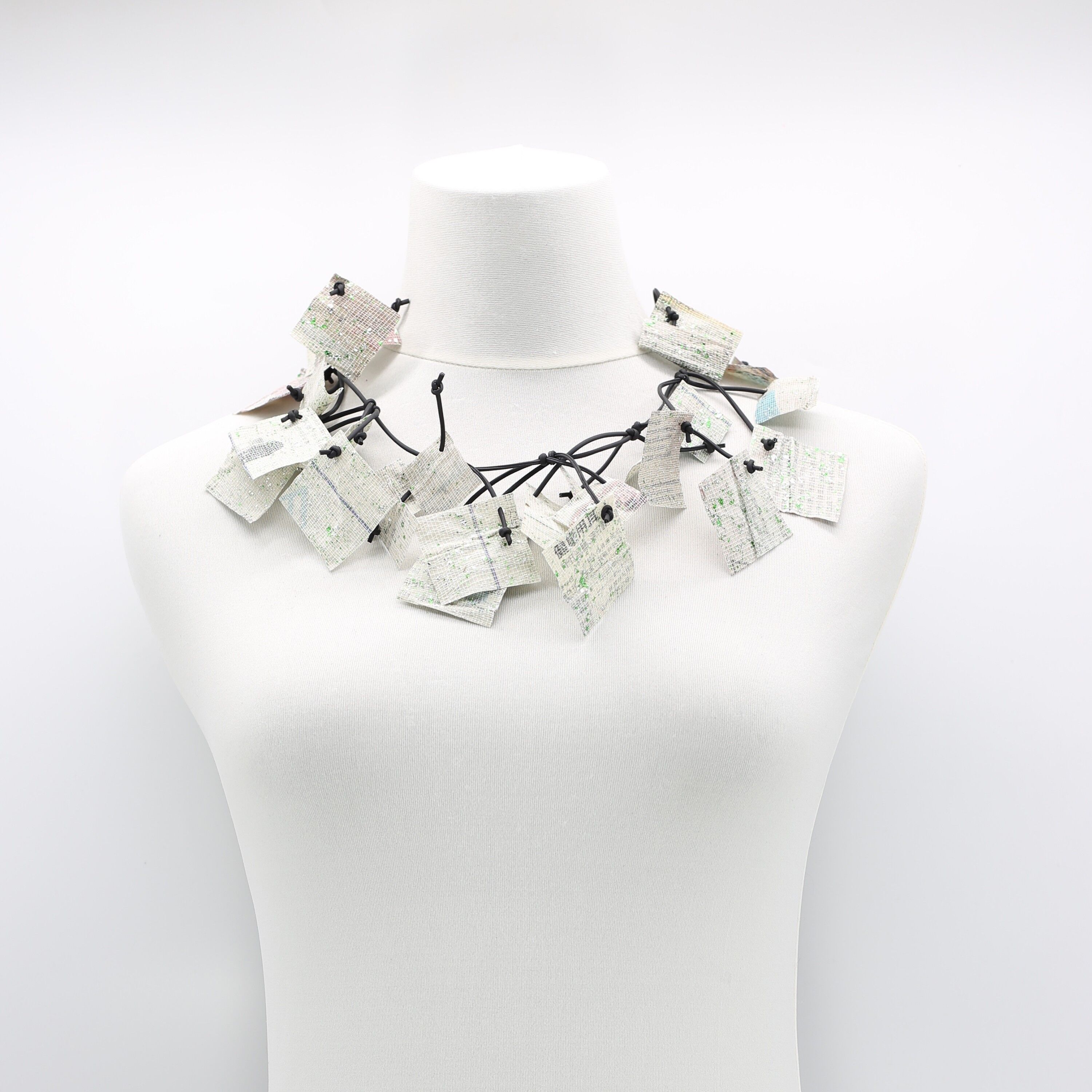 Collar Cuadritos de Papel Reciclado - Corto - Dorado a mano - Color Plata/Verde