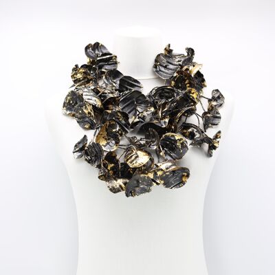 Halskette mit großen Seerosenblättern aus recycelten Plastikflaschen – handvergoldet – schwarz mit Gold – 1