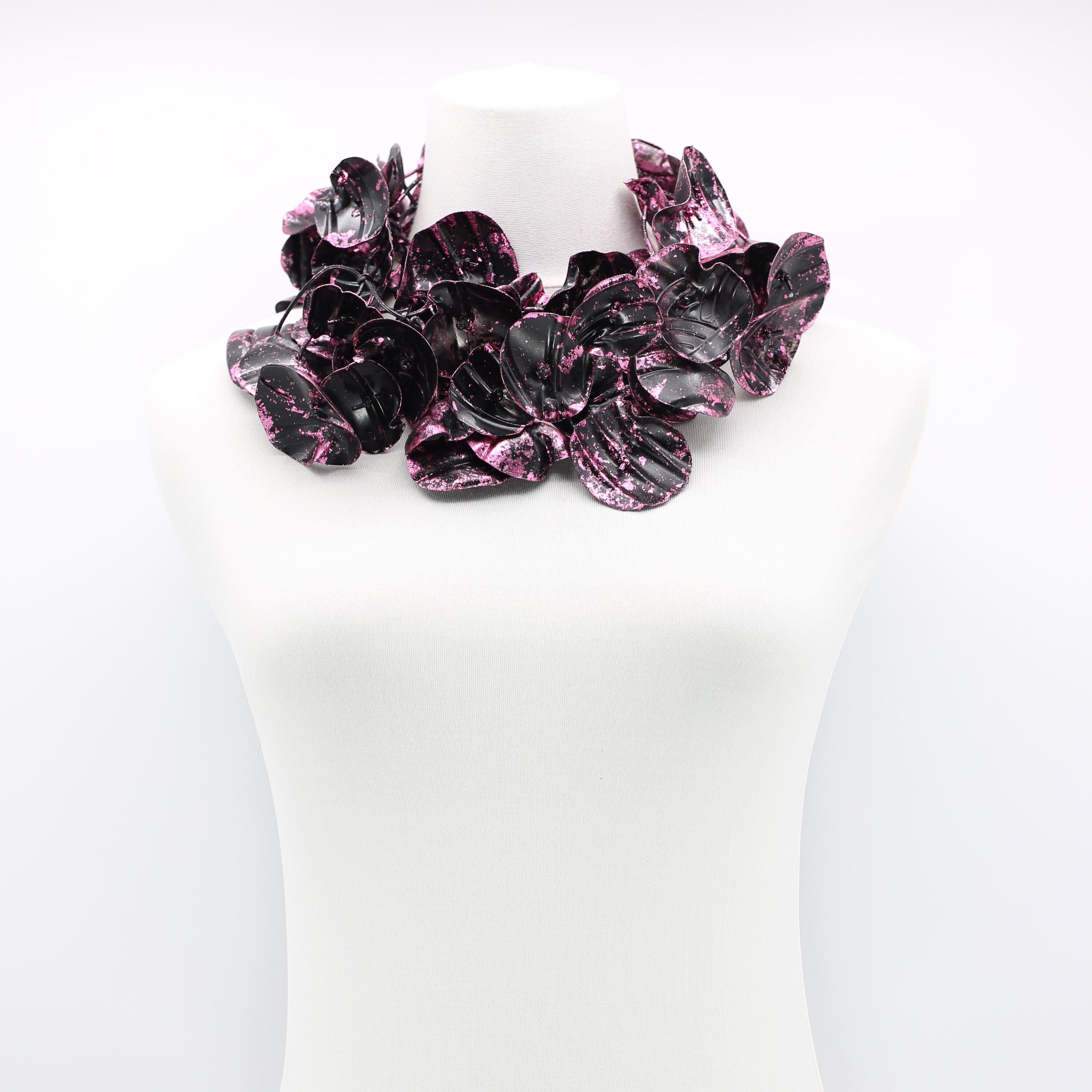 Botellas de plástico recicladas - Collar grande doble Nenúfar - Dorado a mano - Rosa/Negro