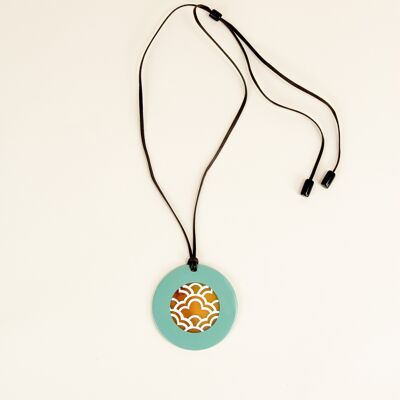 Round pendant with Wave motifs with ivory and kakhi lacquer