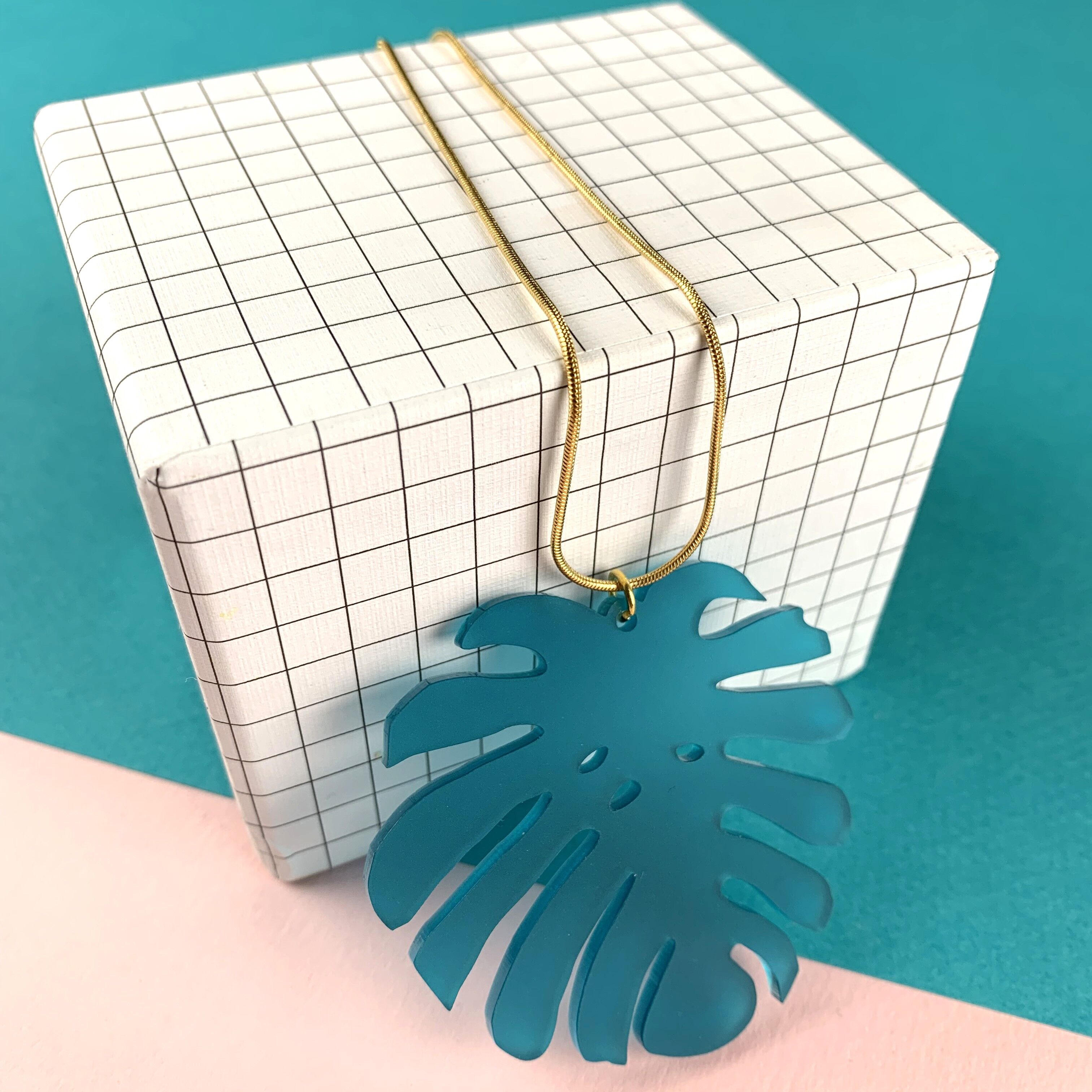 Monstera-Acryl-Halskette – gefrostet blaugrün