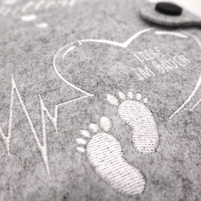 Protège passeport mère-enfant fait main gris clair petits pieds - amour dans le ventre