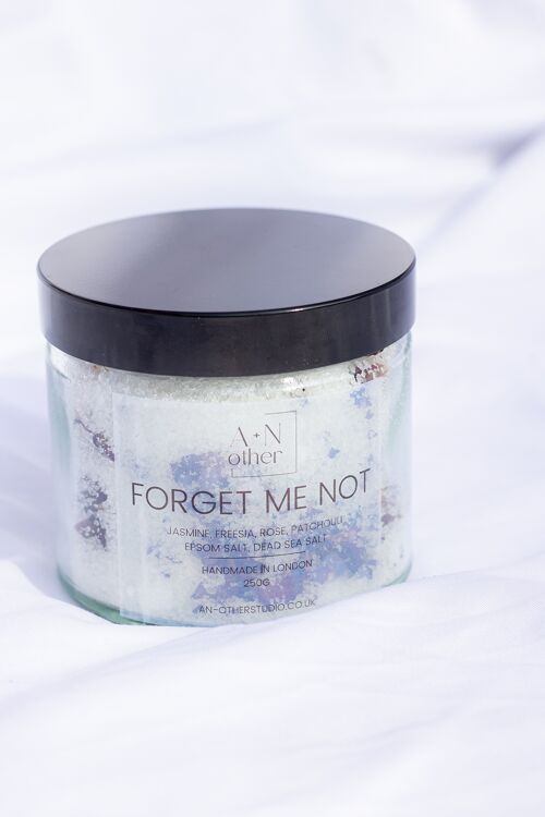 Delicate Floral Forget Me Not Scented Epsom and Dead Sea Salt bath soak. Light feminine fragrance with flower petals.