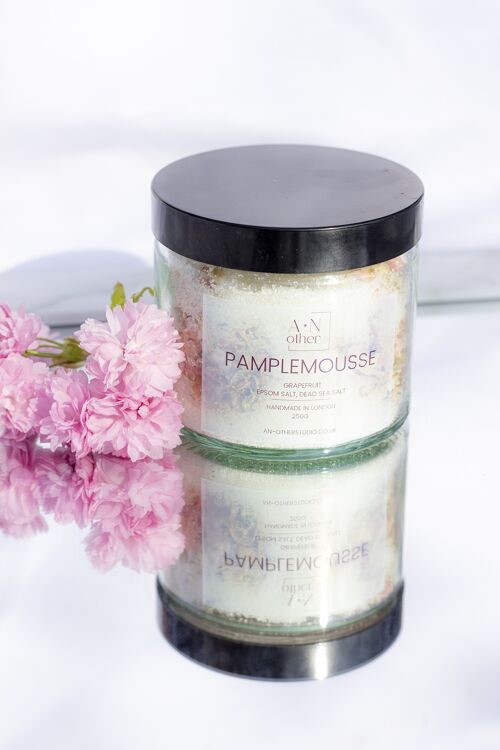Pamplemousse Refreshing Epsom and Dead Sea Salt bath soak. Grapefruit fragrance with flower petals.