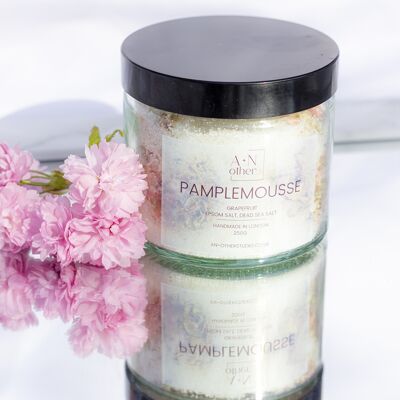 Pamplemousse Refreshing Epsom and Dead Sea Salt bath soak. Grapefruit fragrance with flower petals.