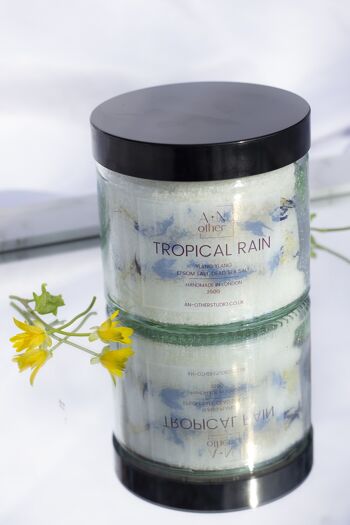 Bain de pluie tropicale à l'ylang-ylang d'Epsom et au sel de la mer Morte. Sels de bain thérapeutiques et biologiques aux pétales de fleurs séchées. 1