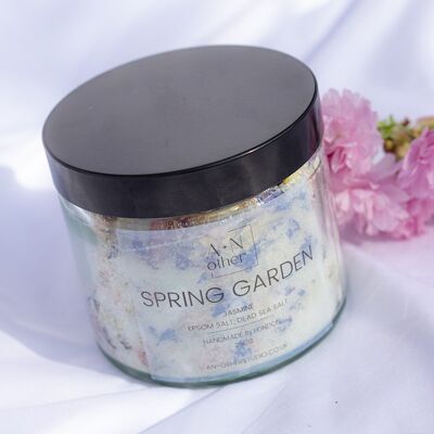 Remojar el baño de Spring Garden Jasmine Epsom y Dead Sea Salt. Fragancia calmante y profundamente relajante con pétalos de flores secas.