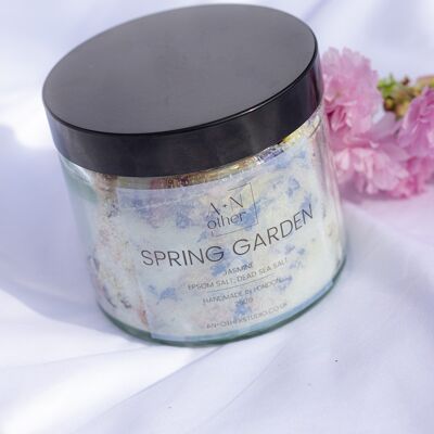 Bain Spring Garden Jasmine Epsom et Sel de la Mer Morte. Parfum apaisant et profondément relaxant aux pétales de fleurs séchées.
