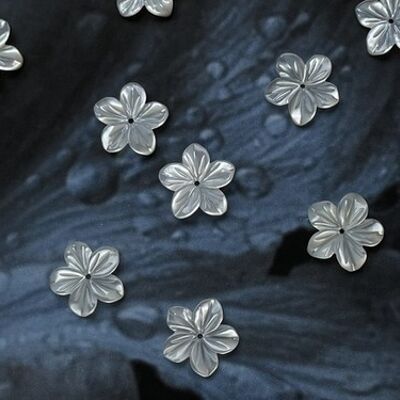 10 Pcs 15mm Hand Carved Natural Mother of Pearl Flowers