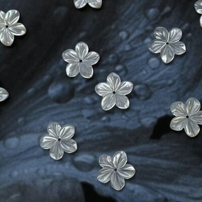 10 Pcs 15mm Hand Carved Natural Mother of Pearl Flowers