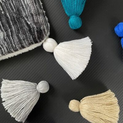 8cm handmade puffy yarn tassels - White - 10 pieces