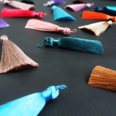 8cm handmade silky tassels with small twisted loops - 3. carmine - 10 pieces