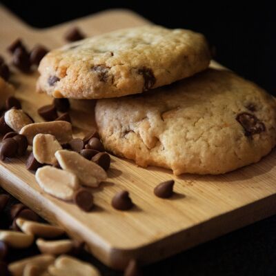 Biscotti alle arachidi - gocce di caramello e gocce di cioccolato fondente