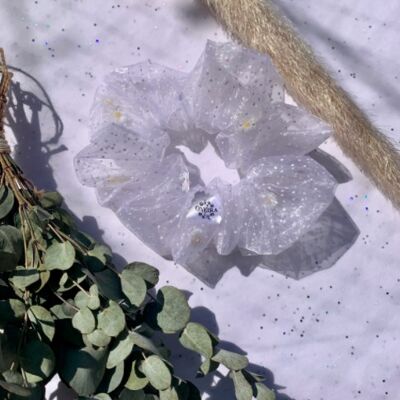 Scrunchie aus weißem Tüll mit Gänseblümchenperlen