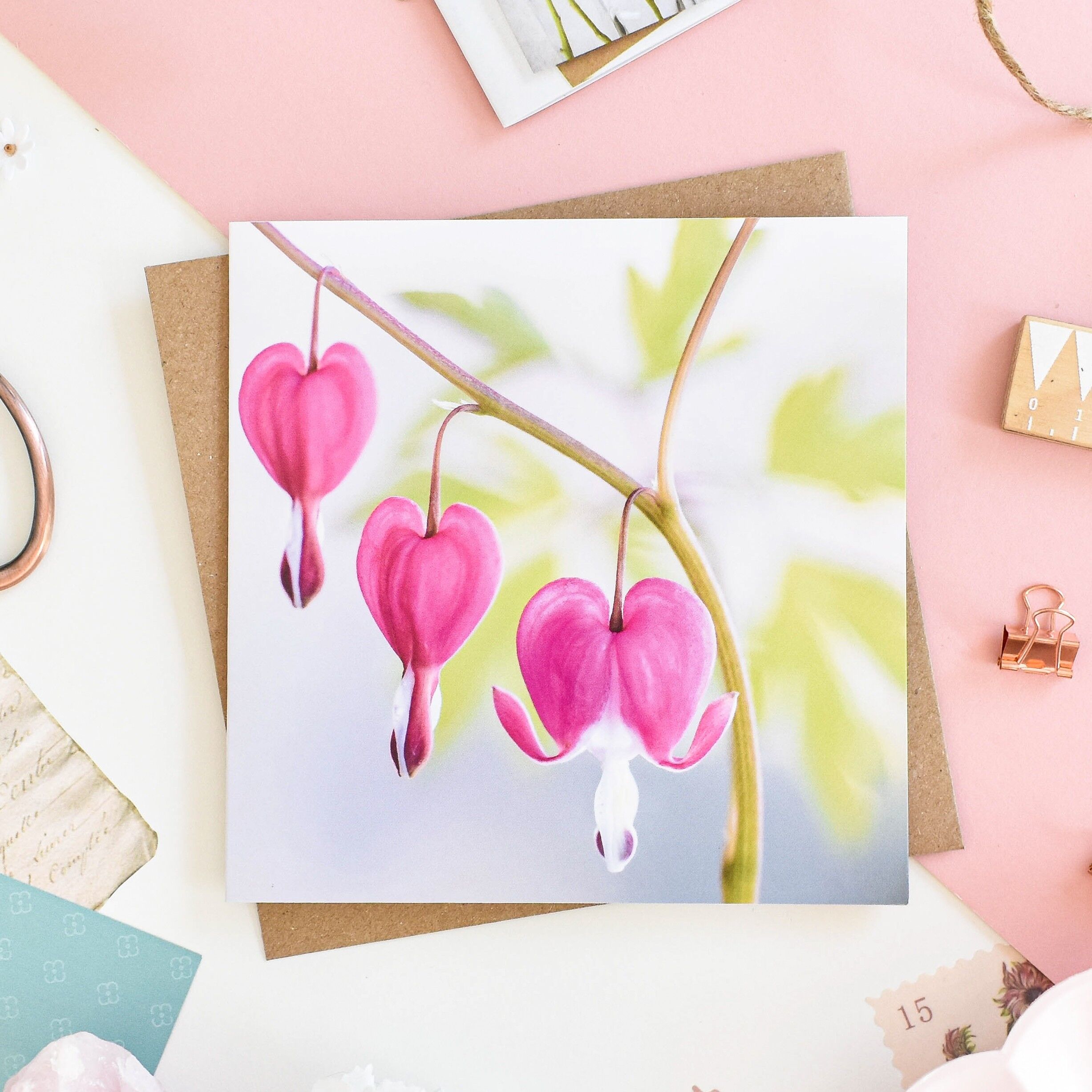 Tarjeta floral de corazones sangrantes