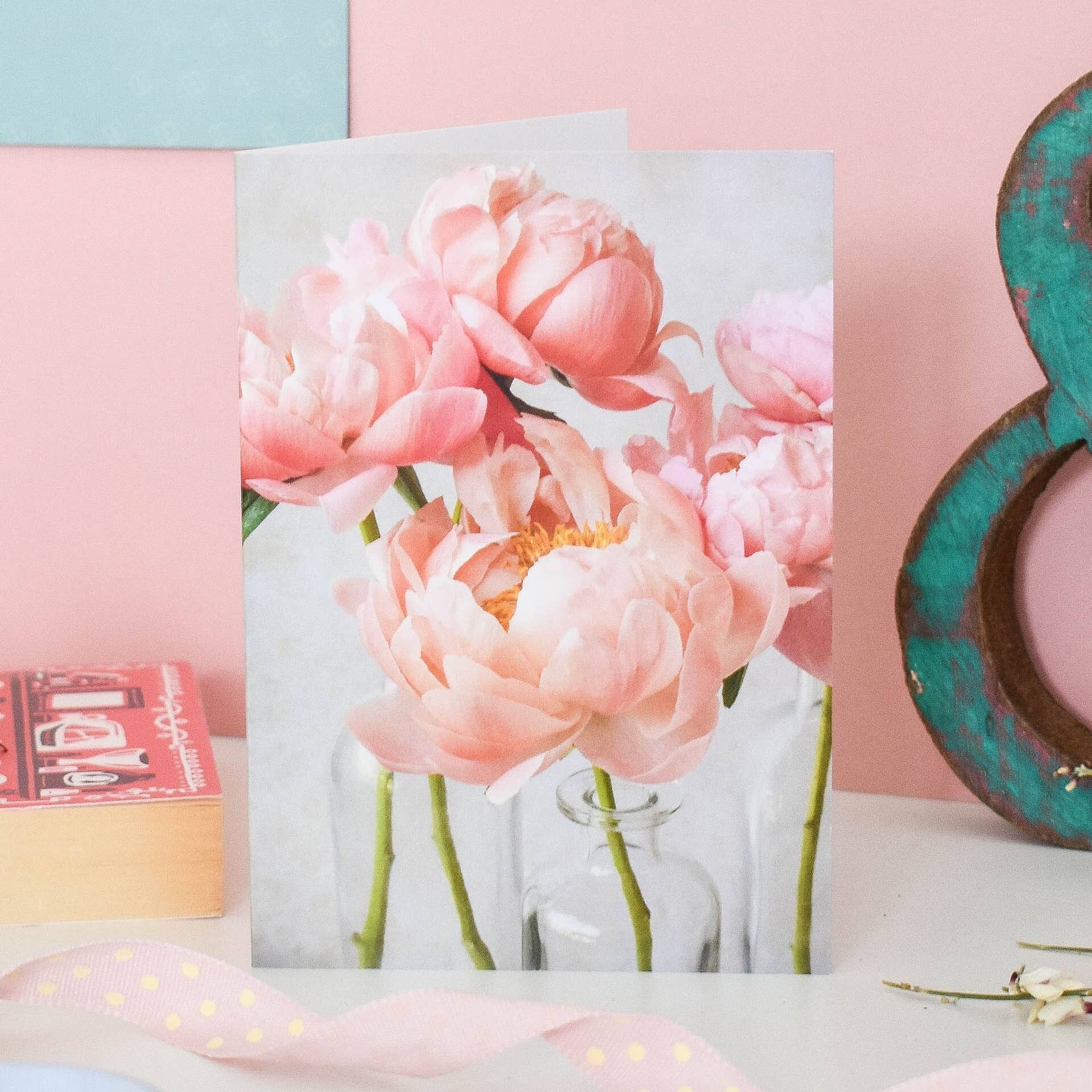 Tarjeta floral de peonías de coral