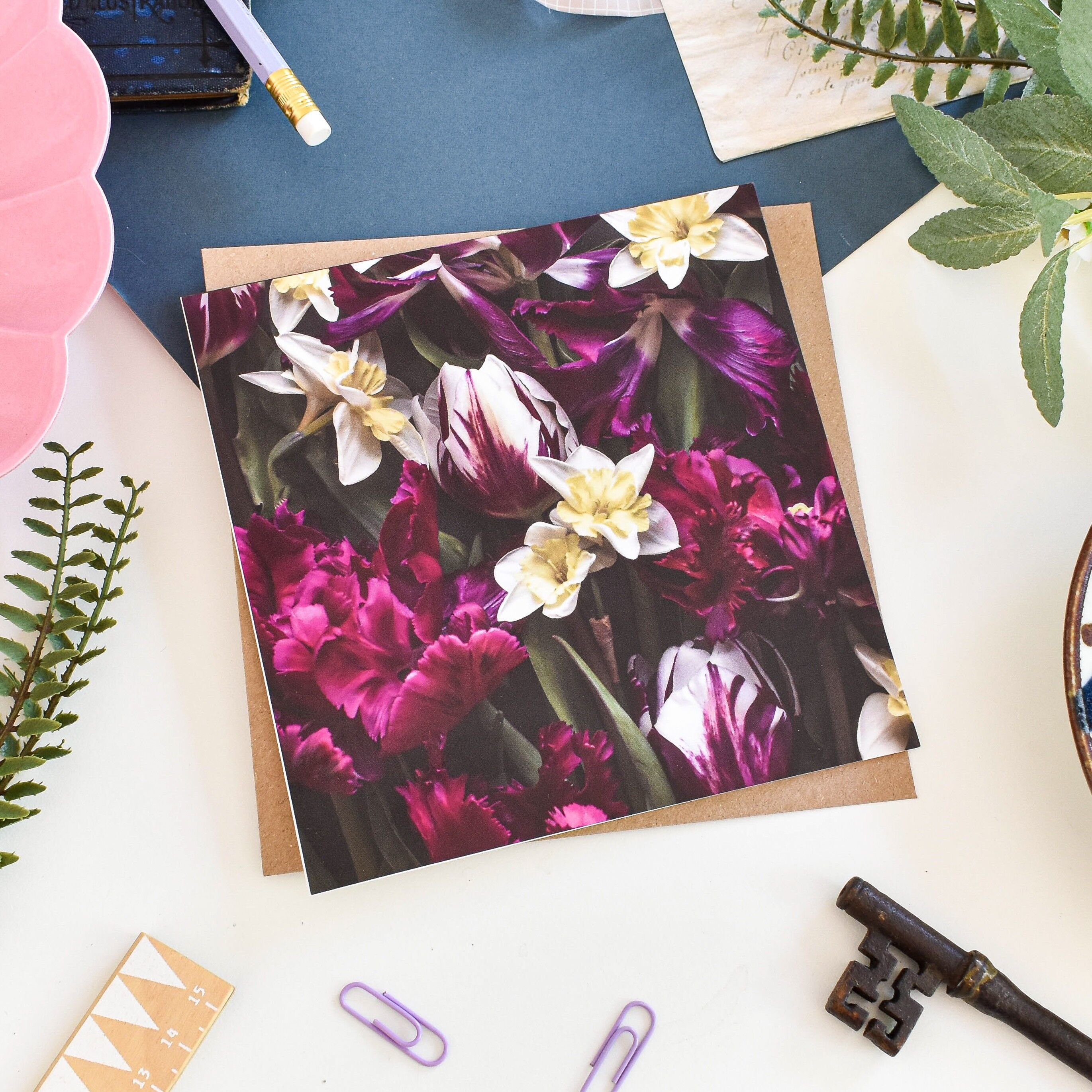 Carta floreale di narcisi e tulipani