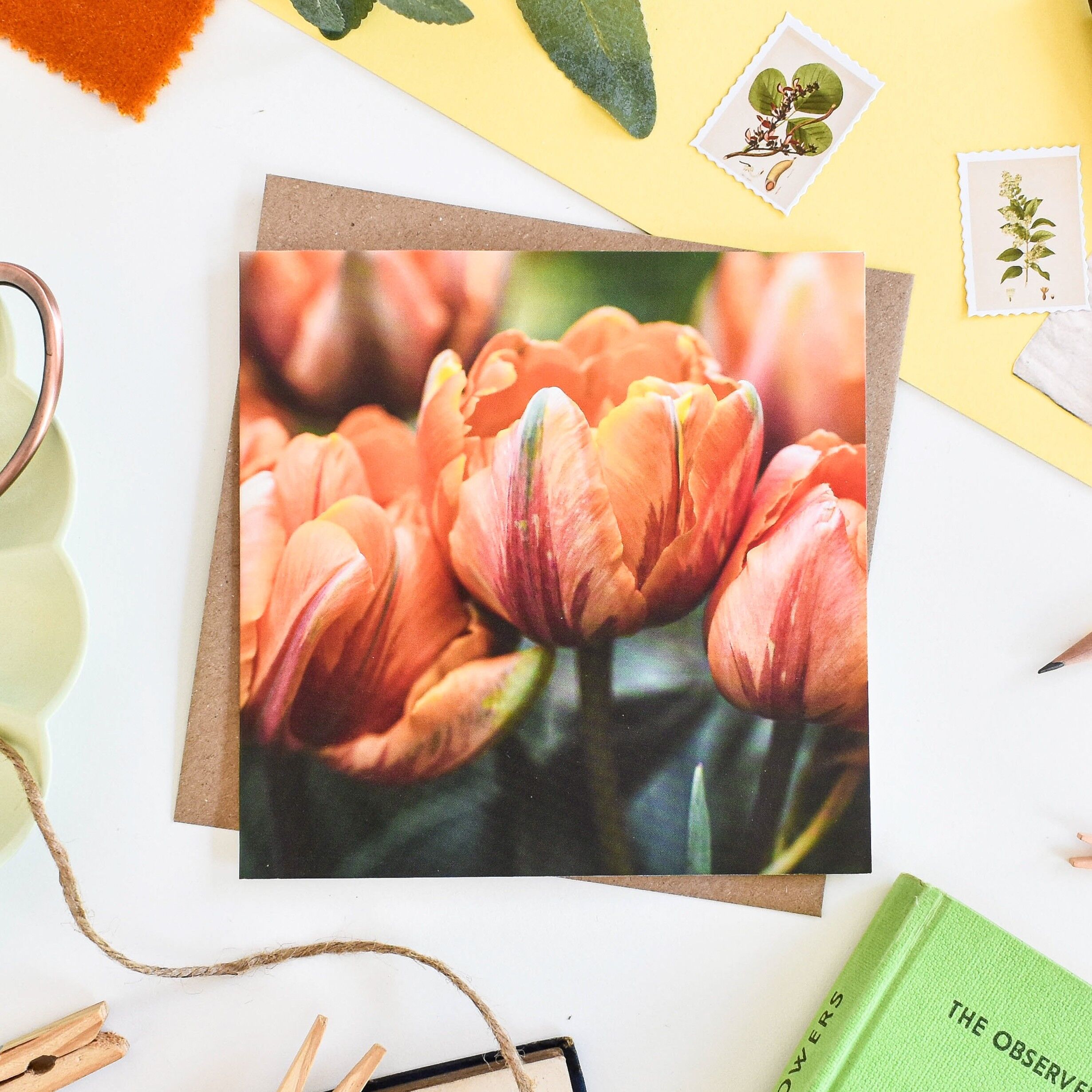 Orange Tulpen mit Blumenkarte