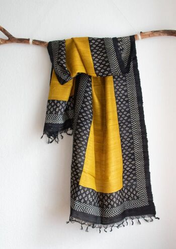 Longue écharpe en soie tissée à la main en soie de la paix / soie sauvage à motifs jaune moutarde - ethno 1